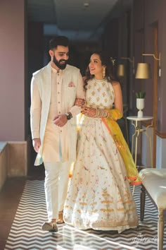 Photo of Mehendi bride and groom summery look in white Engagement Indian, Engagement Dress For Men, Engagement Dress For Groom, भारतीय दुल्हन संबंधी, Outfit Engagement, शादी की तस्वीरें, Orang India, Indian Engagement