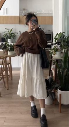 15 Must-Have Fall Travel Outfits: Your Ultimate Guide to an Autumn Getaway Short Girl Fashion Aesthetic, Long Loose Skirt Outfit, Work From Home Outfit Fall, Japanese Women Winter Fashion, Modest Fashion Essentials, Put Together Outfits Winter, Midi Aline Skirt Outfits, European Everyday Fashion, Cute Vintage Outfits 1950s