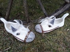 Felted slippers-woolen slippers-warm slippers-horses slippers-woolen clogs'felt clogs-horses clogs-warm shoes-white horses slippers-feltshoe Felted Shoes, Handmade House, Handmade Slippers, Felt Shoes, Funny Horses, Felted Slippers, Wool Slippers, Warm Shoes, Women Slippers