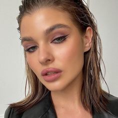 Wet Hair Makeup, Wet Look Makeup, Matrix Makeup, Pink Makeup Looks, Stunning Eye Makeup, Wet Look Hair, Eye Makeup Looks, Soft Glam Makeup, Nyx Makeup