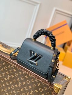 ZNT Fashion Lu-Vi bags - 422 A+ Excellent Quality copies; Contact us if you've any questions in your mind. Lv Twist Bag, Lv Twist, Vuitton Bag, Louis Vuitton Twist Bag, Lv Bag, Wallet Case, Leather Trims, Monaco, Scrunchies