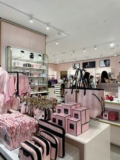 Shopping Day Aesthetic, Victoria Secret Shop, Victoria Secret Shopping, Victoria's Secret Aesthetic, Victoria Secret Store, Victoria Secret Shops, Victoria's Secrets, Victoria Secret Model