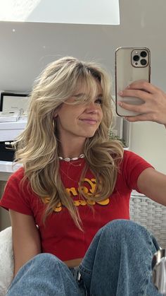 Valerie Lepelch Haircut, Butterfly Haircut Medium Wavy, Long Wolf Cut Hair Reference, Wolfcut Hair Long Blonde, Long Shag Cut Curtain Bangs, Wispy Curtain Fringe Long Hair Layers, Subtle Wolfcut, Shaggy Butterfly Haircut, Long Shag Cut With Curtain Bangs