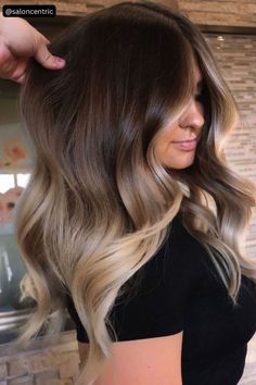 Brown-Blonde Ombre: Discover the beautiful contrast of lightened ends and face-framing highlights for a striking hairstyle Long Hair Trends, Spring Hair Color, Hair Done, Ombré Hair, Dark Brown Hair Color, Hair Color For Women