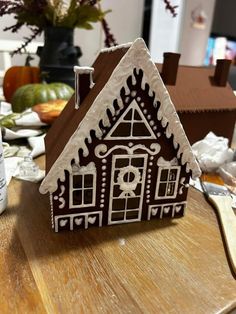 Birdhouse Gingerbread House, Gingerbread A Frame, Diy Gingerbread Houses, Witch Hut, Black Christmas Decorations, Ginger Bread House Diy, Diy Gingerbread, Christmas Crafts Diy Projects, Gingerbread Party