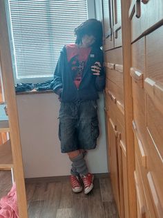 Grunge Outfits Overalls, How To Style T Shirts Outfits, Outfits To Wear With Red Converse, Abb Outfits, Empyre Jorts Outfits, Fast Fashion Outfits, Streetwear Fashion Women Skirt, Skatepunk Outfits, Streetwear Outfit Skirt