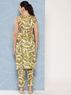 Green printed Kurta with TrousersKurta design:Floral printedStraight shapeRegular styleRound neck, sleeveless Knee length with straight hemCotton blend machine weave fabricTrousers design:Printed TrousersPartially elasticated waistbandSlip-on closure Printed Trousers, Organza Saree, Cotton Midi Dress, Maxi Gowns, Kurta Designs, Green Print, Printed Maxi, Design Floral, Floral Printed