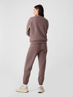 Fleece Joggers Comfortable Sweats With Side Pockets For Fall, Cozy Fit Sweatpants With Elastic Cuffs For Fall, Relaxed Fit Fleece Sweats With Elastic Cuffs, Cozy Fleece Sweats With Elastic Cuffs, Comfy Sweats With Pockets For Fall, Comfy Fall Sweats With Pockets, Fleece Sweats With Pockets For Lounging, Relaxed Fit Fleece Pants With Ribbed Cuffs, Fall Sweatpants With Ribbed Cuffs And Straight Hem