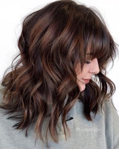 Red Hair Cuts, Feathered Hair Cut, Trendy We Fryzurach, Feathered Hair, Lob Haircut, Short Hair Balayage, Feathered Hairstyles, Brown Hair Colors, Brunette Hair