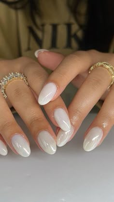 White Nail Ideas, Unghie Nail Art, Milky Nails, Audio Room, White Nail, Neutral Nails, Bridal Nails, Minimalist Nails, Hifi Audio