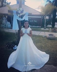 Beautiful flower girl dresses / dress /party / birthday /weddimg dresses #flowergirl #peageantgirl #flowergirls #princessdress #daminha #flowergirldress #flowergirldresses #minibride #firstcommunion #firstcommuniondress #weddinggown #weddingdress #weddingday #weddingideas #weddingdecor #wedding #promdress #pageantdress #hochzeit #braut #bride #bridalgown #bridaldress #tulldress Fluffy Skirt, First Communion Dress, Pageant Dress, Handmade Lace, Dress Party, Lace Pattern, Party Birthday, Girl Dresses, A Train