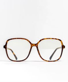 Tortoise Shell Glasses Women, Narrow Face, Oldest Sister, Tortoise Pattern, Glasses Inspiration, Chic Glasses, Big Glasses, Tortoise Shell Glasses, Tortoise Color