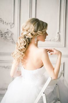 Wedding Hairstyles that are Right on Trend - MODwedding Prom Hairstyles All Down, Medium Length Curly Hair, Wedding Hairstyles Medium Length, Wedding Hairstyles Half Up Half Down