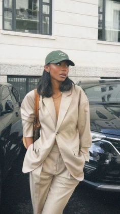 IG : 6mnaahs Ball Cap Outfit, Christmas Outfit Ideas, Effortlessly Chic Outfits, Elegante Casual, Paris Outfits, Outfits With Hats, Neutral Fashion, Looks Chic, Business Casual Outfits