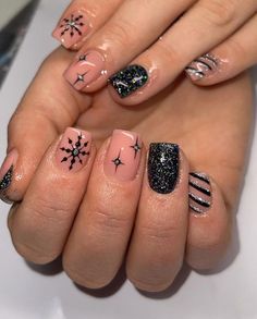 Biab Nails Inspiration Christmas, Black Short Christmas Nails, Black And White Christmas Nails Short, Winter Nails Biab, Gothic Christmas Nails Short, Christmas Nails Builder Gel, Christmas Gel Manicure Short Nails, 2010 Nail Designs, Black And White Christmas Nail Designs