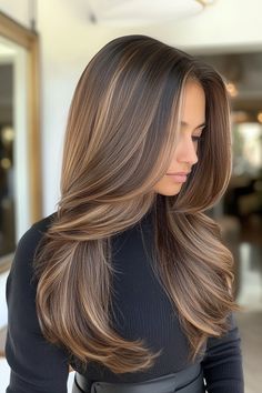 This brown hair with caramel highlights offers a beautiful contrast, combining rich, dark brown tones with warm caramel streaks. The highlights add shine and depth, giving hair a sun-kissed, radiant look. Perfect for enhancing texture and dimension, the caramel accents create a soft, natural glow. Caramel Balayage With Layers, Dark Golden Blonde Highlights, Chestnut Brown Hair Straight, Milky Brown Highlights, Streaking Hair, Dark Brown Carmel Hair Subtle Highlights, Low Maintenance Caramel Highlights, Chocolate Hair Blonde Highlights, Highlights Brown Hair Long Layers