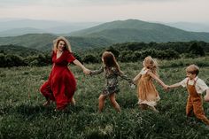 Family Outside Photoshoot, Family Mountain Photoshoot, Family Photography Poses, Photoshoot Ideas Family, Bos Baby, Family Photography Ideas