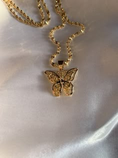 Gold Butterfly Necklace, Pretty Jewelry Necklaces, Golden Chain, Gold Fashion Necklace, Dope Jewelry, Girly Accessories, Jewelry Fashion Trends, Classy Jewelry