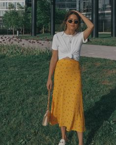 Yellow Skirt Outfits, Floral Skirt Outfits, Skirt Outfit Summer, Skirt Outfits Summer, Long Skirt Fashion, Midi Skirt Outfit, Long Skirt Outfits, Peplum Tops