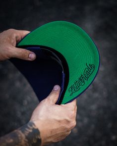 Nuestro último sombrero de membretes ha llegado: ¡Membretes #11 Kmin Brotherhood! Esta gorra snapback azul tiene letras grises bordadas en el frente que realmente la hacen destacar. También tiene una visera verde con "Membretes" escritos en negro.


 Lanzamientos de sombreros con membretes: una vez al mes, le pedimos a un artista que creemos que está aportando algo al juego de letras que diseñe su propio sombrero con membretes desde cero. Diseñaron cada parte de su sombrero, incluidas las letras, el color de la visera y los colores de los paneles. Estas gorras vienen con un pin dorado con membrete coleccionable con letras a juego y cuentan con el logotipo exclusivo del artista en el interior de la banda de la gorra.

 Si crees que tienes lo necesario, asegúrate de etiquetar #sullencloth Letterhead Logo, Embroidered Lettering, Gold Pin, Summer Set, Unique Logo, Letterhead, Hat Band, Signature Logo, Snapback Hat