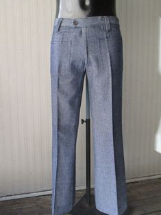 Vtg 60s wool denim bellbottom pants. Low waist and belt loops (pics 2-4). Two front patch pockets. Mint conditions. They fit size M about 32-33 US Measurements: (lay flat and double waist, hips and thigh) pls.check the rise in order to calculate the waistline Waist 32.3" hips 41.7" rise 9.8" thigh circumference 23.6" inseam 30" bottom width 11" X 2 Misure: Vita 82 cms fianchi 106 cms cavallo 25 cms coscia 60 cms lungh.int.gamba 76 cms ampiezza fondo 28 cms X 2 In  order to avoid any unpleasant m Orange Camo Pants, Pants Low Waist, Bellbottom Pants, Camel Pants, Overalls Vintage, Cotton Overalls, Printed Jogger Pants, Army Pants, Cords Pants