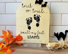 there is a sign that says trick or treat smell my feet with two black cats