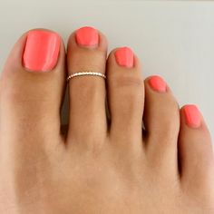 SAME DAY SHIPPING on orders received by 12 PM PST FREE FIRSTCLASS SHIPPING in U.S. on orders $35.00 or more! FREE INTERNATIONAL FIRST CLASS on orders $100.00 or more! SIZING METHOD for Toe or Midi Rings: 1) For Toe Rings, use half of your shoe size, or your full pinkie size (80% accurate) 2) Measure your Toe/Finger using a string or Dental Floss * With a piece of string or dental floss, wrap it snugly but not tight at the part of the toe/midi where you want the ring will lay (on the toes, typica Toes Ring Silver, Toe Ring Designs, Gold Toe Rings, Silver Toe Rings, Zierlicher Ring, Knuckle Ring, Dental Floss, Midi Rings, Toe Ring