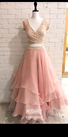 Chickenkari Lehenga Blouse Designs, Organza Lehenga Designs Latest, Crop Top Designs For Lehenga, Lehanga Blouses Modern, Lehanga Blouses Modern Design, Modern Lehenga Designs, Trendy Lehenga, Lehenga Blouse Designs