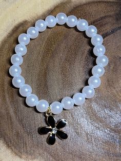 Pearl bracelets with flower charms. Hawaiian Flower, Pearl Bracelets, Blue Hawaiian, Hawaiian Flowers, Bracelets Diy, Beaded Bracelets Diy, Different Flowers, Niece And Nephew, Flower Charm