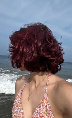 Short Wavy Red Hair, Red Hair Beach, Short Red Curly Hair, Short Dark Red Hair, Red Hair Summer, Red Wavy Hair, Red Hair Girl, Hair Lifestyle, Maroon Hair