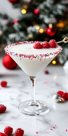 White Chocolate Martini Recipe White Chocolate Martini Recipe, Christmas Vodka Cocktails, Christmas Cocktails Vodka, Christmas Vodka, White Chocolate Martini, Christmas Martini, White Chocolate Liqueur, Christmas Cocktail Party