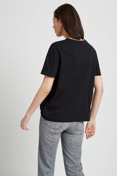 Geometry meets ultimate comfort in our Leonie Top. Fashioned from 100% soft French organic cotton jersey, she's cut with a comfy, boxy silhouette, half sleeves and dropped shoulders for a tee that's wear-everywhere, all day/all night. A sharp diagonal cutout at one shoulder lends a flash of skin for a touch of edge. [SPLIT] Saria, in black, is 5'9, (175 cm), wearing size XS. Julia, in black, is 5'10" (178 cm), wearing size XS. Maritza, in white, is 5'9.5" (177 cm) tall, wearing size XS. Total le Basic Boxy Fit Cropped T-shirt, Boxy Black Cotton Top, Oversized Short Sleeve Top With Crew Neck, Everyday Boxy Fit Tops With Shirttail Hem, Boxy Fit Tops With Shirttail Hem For Everyday, Boxy Fit Cotton Short Sleeve Top For Everyday, Everyday Boxy Fit Short Sleeve Cotton Top, Basic Everyday Cropped T-shirt, Basic Cropped T-shirt For Everyday