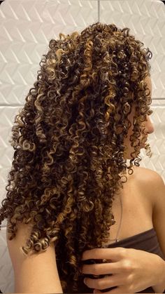 Blonde Highlights Curly Hair, 4a Natural Hair, Perfect Curly Hair, Natural Hair Routine, Curly Hair Care Routine, Highlights Curly Hair, Curly Hair Photos, Beautiful Curly Hair, Haircuts For Curly Hair