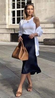 13 Cool Ways to Wear a Satin Skirt Satin Skirt Outfit Summer, Black Satin Skirt Outfit, Casual Outfits For Women, High Waisted Dress, Summer Office Outfits, Style Désinvolte Chic, Chic Business Casual