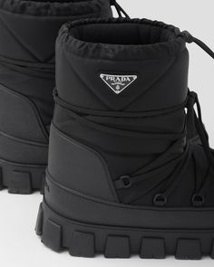 Removable padded fleece lining Upper with drawstring 20 cm bootleg Enameled metal triangle logo 40 mm thick expanded rubber sole Lug tread Futuristic Accessories, Apres Ski Boots, Fashion Collection Inspiration, Prada Boots, Cm Logo, Fitness Wear Outfits, Prada Nylon, Mens Boots Fashion, Swag Outfits For Girls