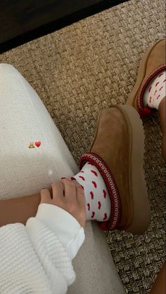 ugg tasman #uggs#tasman Slippers Outfit, Mode Ulzzang, Basket Style, Skandinavian Fashion, Shoe Inspo, Fall Fits