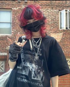 Layered Shag With Fringe Curly, Grudge Women, Alt Dyed Hair Short, Black And White Hairstyles Short, Shadow The Hedgehog Inspired Hair, Cute Alternative Hairstyles, Cool Dyed Hair Ideas Short, Short Dyed Hair Ideas, Grungy Haircuts