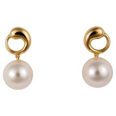 Elsa Peretti began her career with Tiffany & Co. in 1974. Her soft organic designs are like no other and have become classic. Her eternity circle and South Sea pearls is rarely available. The 12.2 mm pearls are perfectly matched gem quality. 1 inch in length. Tiffany And Co Gold, Tiffany Pearls, Tiffany And Co Earrings, South Sea Pearls Earrings, Tiffany Diamond, Tiffany Earrings, Simple Hoop Earrings, Louis Comfort Tiffany, Jewelry Post