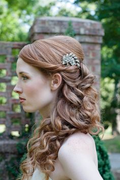 half up half down bridal hair style with comb Inspired Photos, Romantic Hair, Charlie Brown Jr, Wedding Hairstyles For Medium Hair, Hairdo Wedding, The Beauty Department, Hair Styles 2017, Bridal Comb