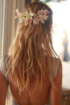 add a little more curl to this and it's perfect for my wedding hair and if only my hair was longer! Destination Wedding Hair, Flowers In Her Hair, Beach Wedding Hair, Paris Mode, Bohol, Long Blonde, Boho Hairstyles, Long Blonde Hair, Hair Envy