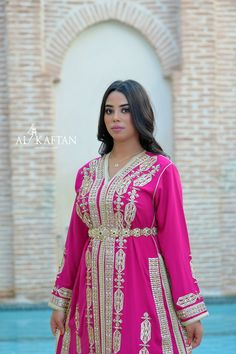 Al Kaftan est une des principales marques de takchita marocaine, connue pour ses produits haut de gamme et ses designs élégants. Nos takchitas sont faites à la main par des artisans expérimentés qui utilisent des tissus de première qualité et des techniques de couture traditionnelles. Nos collections s'inspirent des styles traditionnels marocains pour créer des robes modernes et élégantes qui s'adapteront à toutes les occasions. Les takchitas Al Kaftan sont disponibles dans une variété de couleu Traditional Pink Kaftan For Party, Traditional Pink Kaftan With Dabka, Traditional Pink Dabka Kaftan, Traditional Gold Kaftan For Diwali, Traditional Pink Abaya For Wedding, Traditional Pink Wedding Abaya, Traditional Pink Embroidered Thobe, Traditional Embroidered Pink Thobe, Bollywood Style Festive Thobe With Dabka