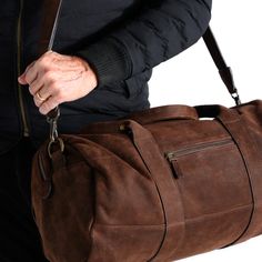 Une prise simplifiée et sportive sur un sac de week-end. 
Le sac de sport récupéré est parfait pour une nuit ou une visite élégante à la salle de gym. Le look peut être un retour en arrière, mais les caractéristiques sont pensivement modernes. La fermeture à glissière prolongée permet un emballage plus facile; la poche zippée stash à l'extérieur garde l'essentiel sécurisé et accessible, et l'assortiment de poches intérieures drop-in et zip vous permet de rester organisé. Notre cuir récupéré est Functional Brown Duffle Bag With Leather Trim, Brown Duffle Bag For Overnight Trips, Brown Duffle Bag With Zipper For Overnight Trips, Modern Duffle Bag With Zipper For Overnight Trips, Sporty Leather Travel Bag For Everyday Use, Modern Brown Travel Bag With Zipper Closure, Sporty Weekender Bag With Zipper For Overnight Trips, Sporty Weekender Bag For Overnight Trips, Sporty Leather Duffle Bag For Travel