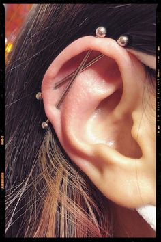 Double Industrial Piercing Piercings Oreja Industrial, Double Industrial Piercing, Vertical Industrial Piercing, Industrial Piercing Ideas, Piercings Idea, Vertical Industrial, Scaffolding Piercing, Ear Piercings Industrial, Piercing Industrial