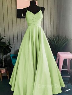 Comprimento : Comprimento do chãoTecido : CetimSilhueta: A-line/princesaMangas de tiras: Sem mangasDecote: Tiras de espagueteEstilo de volta: Tiras cruzadasEstilo da cintura: NaturalConstruído em sutiã: Sim Bridesmaid Dress Design, Formal Dresses Modest, Prom Dresses With Ruffles, Dresses With Ruffles, डिजाइनर कपड़े, Satin Prom Dresses, Dark Red Dresses, Ruffle Gown, Dusty Sage