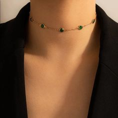 This Necklace Is A Wonderful Addition To Your Wardrobe And Your Style! This Unique Piece Is Sure To Get Lots Of Compliments! Collar Verde, Colar Chocker, Prom 23, Dainty Choker Necklace, Gold Chain Choker, Dainty Choker, Rhinestone Choker Necklace, Crystal Choker Necklace, Vintage Choker