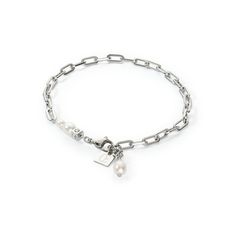 This modern chain bracelet in silver matches the necklace and earrings with its genuine freshwater pearls. It can be worn in all sorts of different ways, giving you the freedom to express yourself. What makes this design so special is that the pretty, detachable charms can be attached to any part of the link chain on the bracelet, necklace and earrings. This gives you endless mix-and-match possibilities with almost any piece of jewellery.