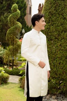 Brand new and high-quality Vietnamese traditional Ao Dai This set includes the Ao Dai and shipping with no pants for men Vietnam Backpacking, Vietnam Fashion, Vietnam Food, Garment Cover, Pattern Code, Elegant Man, Pants For Men, Vietnam Travel, Lace Patterns