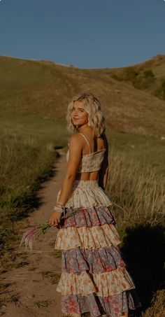 Boho Picture Outfits, Fall Dresses For Senior Pictures, Boho Outfits Senior Pictures, Senior Pic Fall Outfits, Western Maxi Dress Outfit, Senior Picture Dresses Fall, Outfit Inspo For Senior Pictures, Fall Sunset Photoshoot, Photoshoot Places Backgrounds