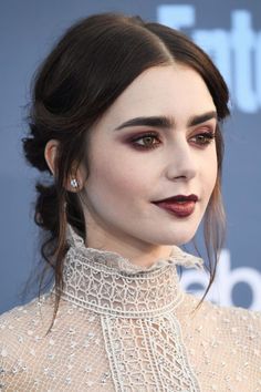 Bangs Sideswept, Lily Collins Eyebrows, Lily Collins Makeup, ليلي كولينز, Ghost Makeup, Red Eyeshadow, Beauty Make-up