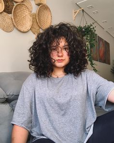 Short 2c Curly Hair Round Face, Curly Hairstyles Round Face Plus Size, Short Curly Hair On Plus Size Women, Curly Italian Bob, Short Curly Hair 2c, Shaggy Bob Curly Hair, Haircut For Curly Hair For Women, Short Curly Hair Round Face, Mid Length Curly Hair With Layers